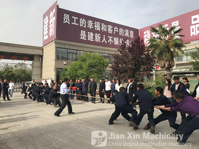  Zhengzhou jianxin machinery holds a tug-of-war competition during the May Day celebrations.